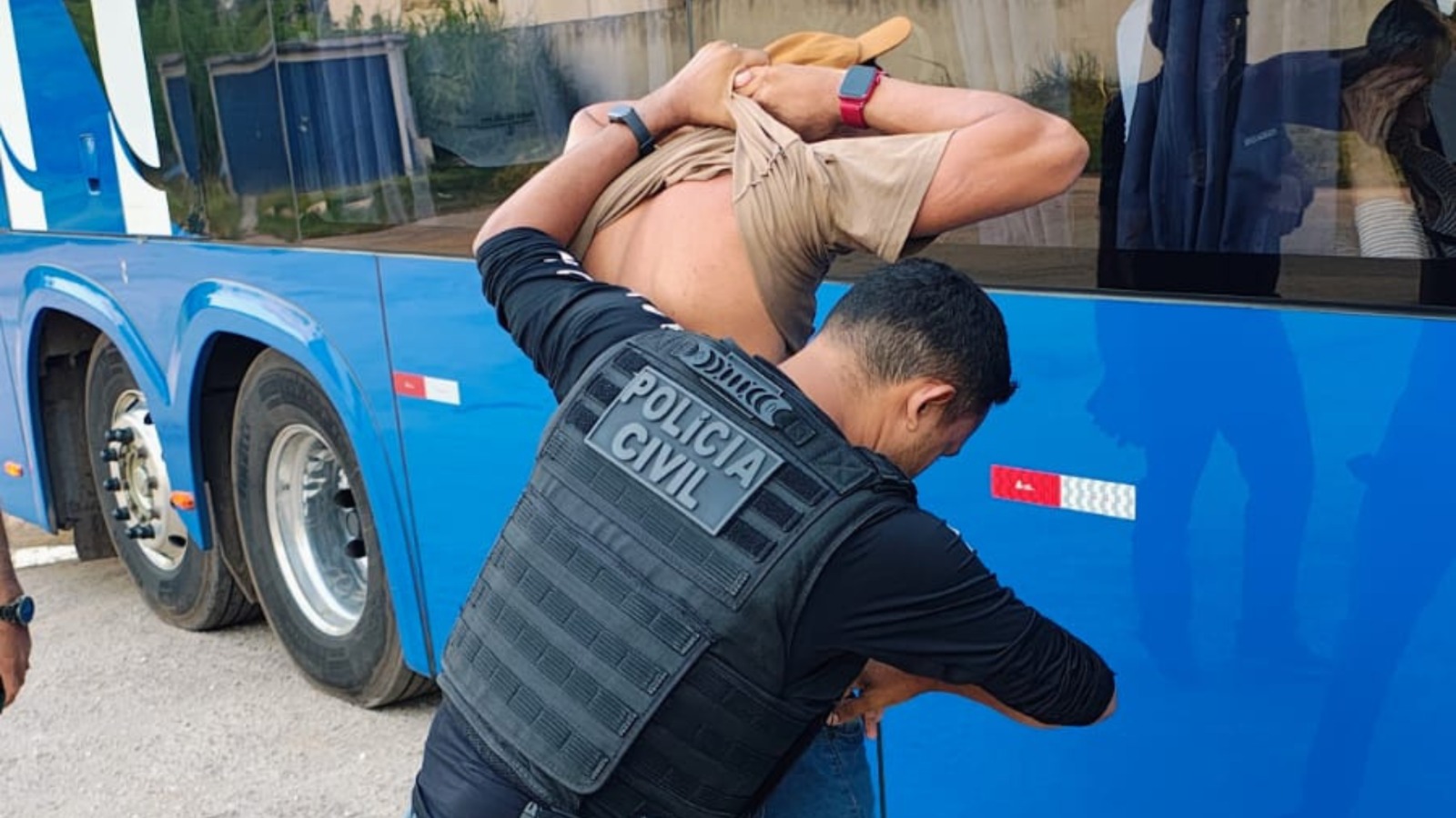 Momento que o homem foi preso por agentes da Polícia Civil.