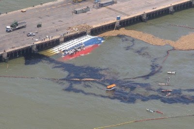 Embarcação naufragada no Porto de Vila do Conde, em Barcarena.
