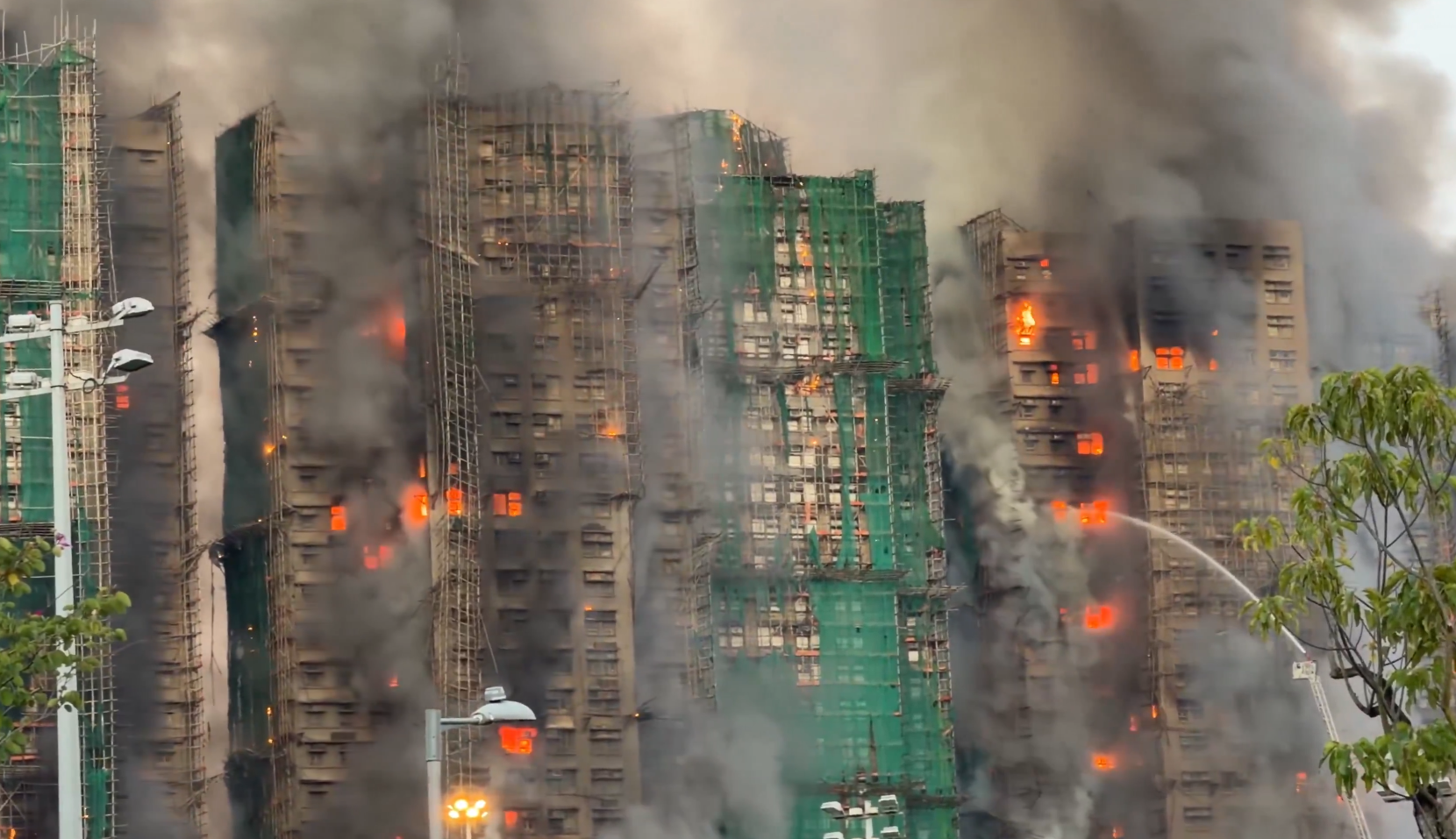 Incêndio atinge complexo habitacional em Hong Kong e deixa ao menos quatro mortos