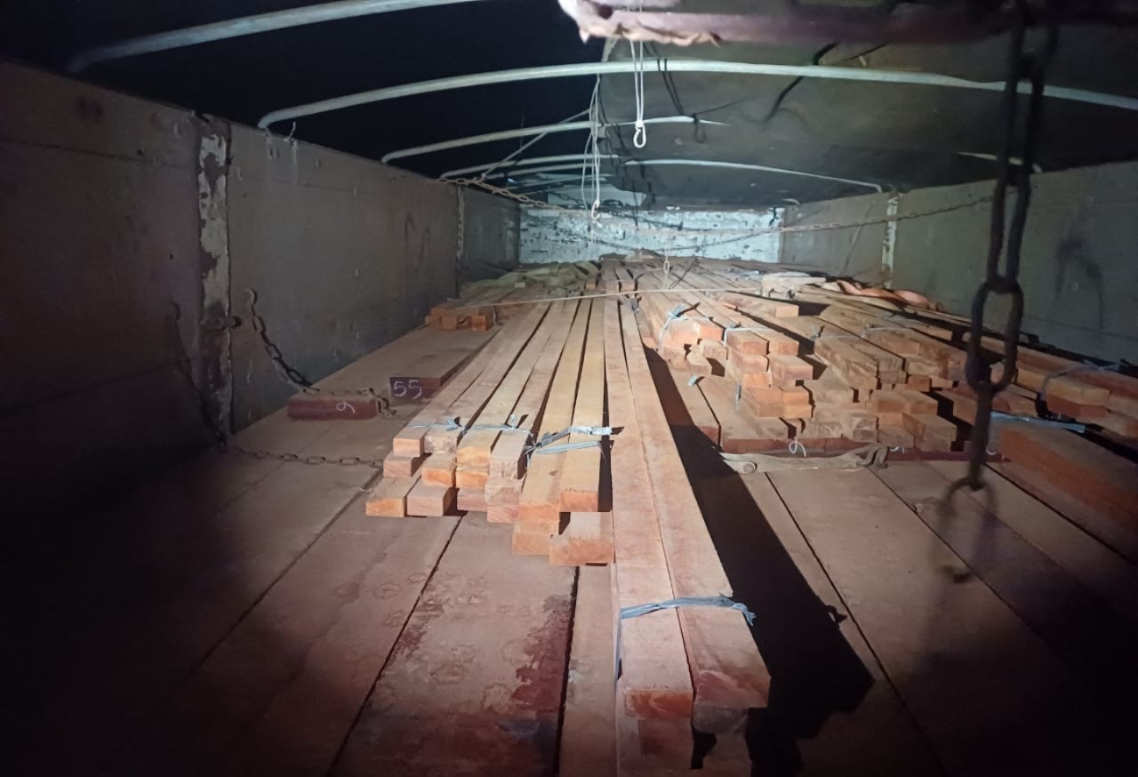 Madeira serrada transportada ilegalmente é apreendida pela PRF no Pará.