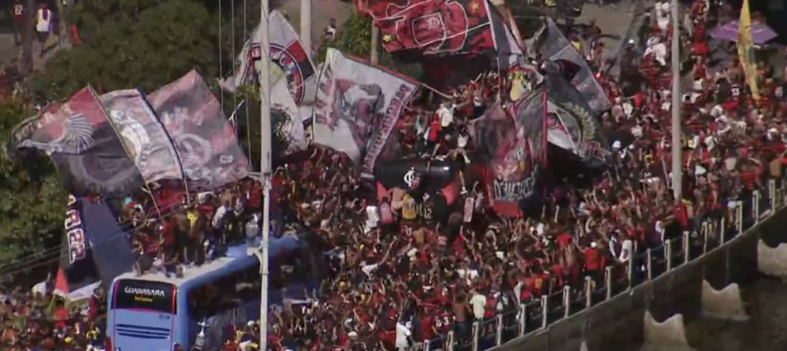 Imagem - Flamengo embarca rumo à final da Libertadores cercado por festa e multidão no Rio
