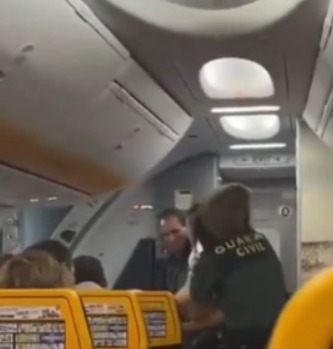 Imagem - Vídeo: lutadora de MMA é presa após agredir agentes em voo