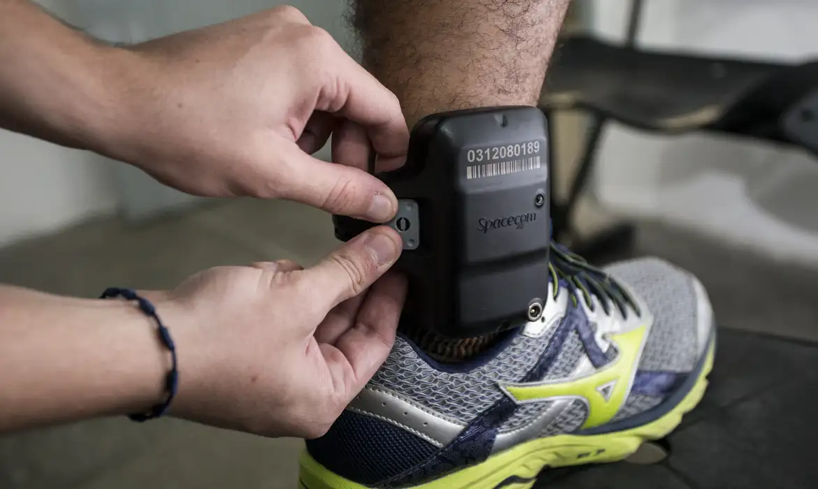 Projeto também muda regras sobre uso de tornozeleira eletrônica -