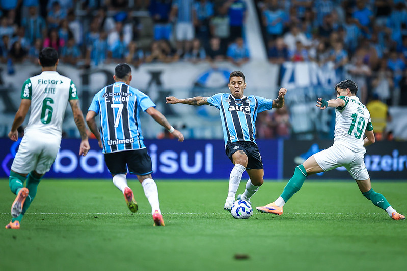 Vitória deu alívio ao Grêmio e afastou o Palmeiras da briga pelo título - 