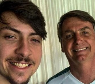 Imagem - Jair Renan visita Bolsonaro e leva caça-palavras: 'distrair a cabeça do meu velho'