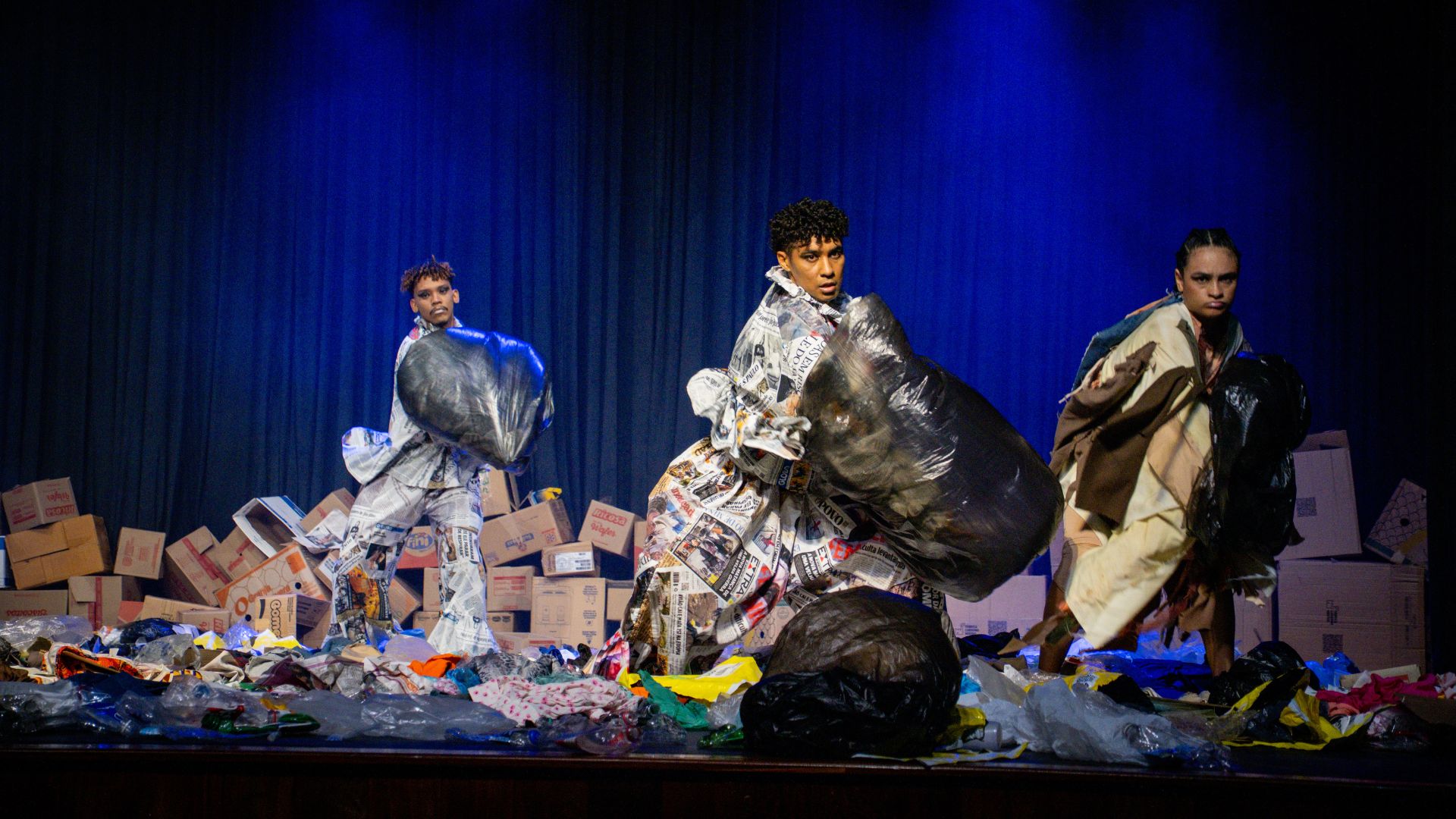 Espetáculo "Excesso” faz segunda apresentação da temporada com convite à reflexão sobre lixo e impacto social.