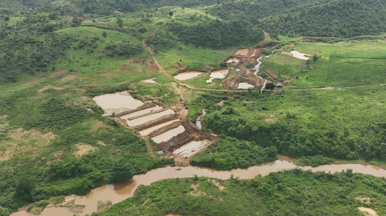 PF combate garimpos ilegais que contaminavam rio em Terra Indígena Kayapó no Pará.