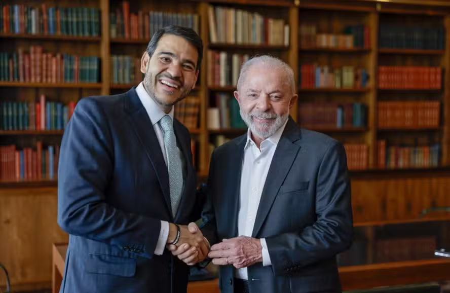 (Presidente Lula com Jorge Messias, advogado-geral da União) 