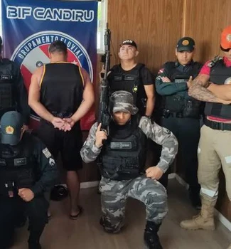 Imagem - Agentes fluviais cumprem mandado e prendem homem em balsa no Pará