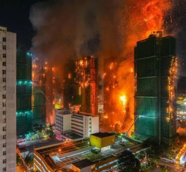 Imagem - Incêndio em complexo residencial de Hong Kong se torna a maior tragédia da cidade e deixa 128 mortos