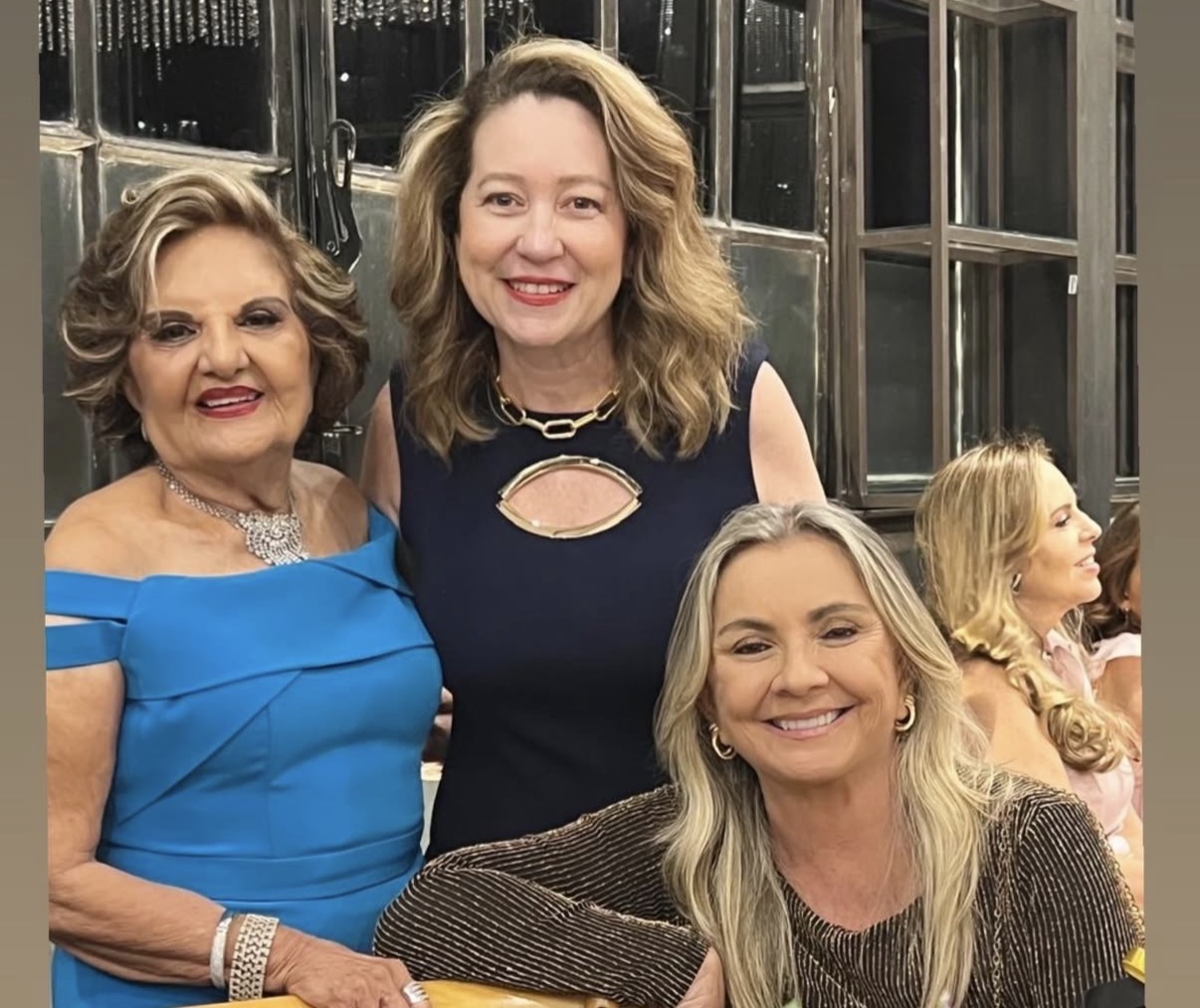 A aniversariante com Beth Vergolino e Ruth Tostes