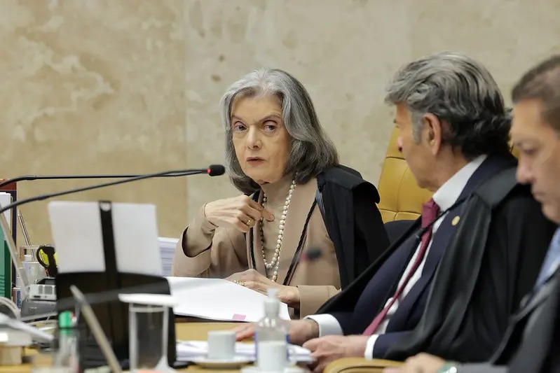 Em intervenção marcada por referências culturais, ela citou versos de Emicida e da escritora Carolina Maria de Jesus para reforçar que o Brasil ainda enfrenta um racismo estrutural não superado.