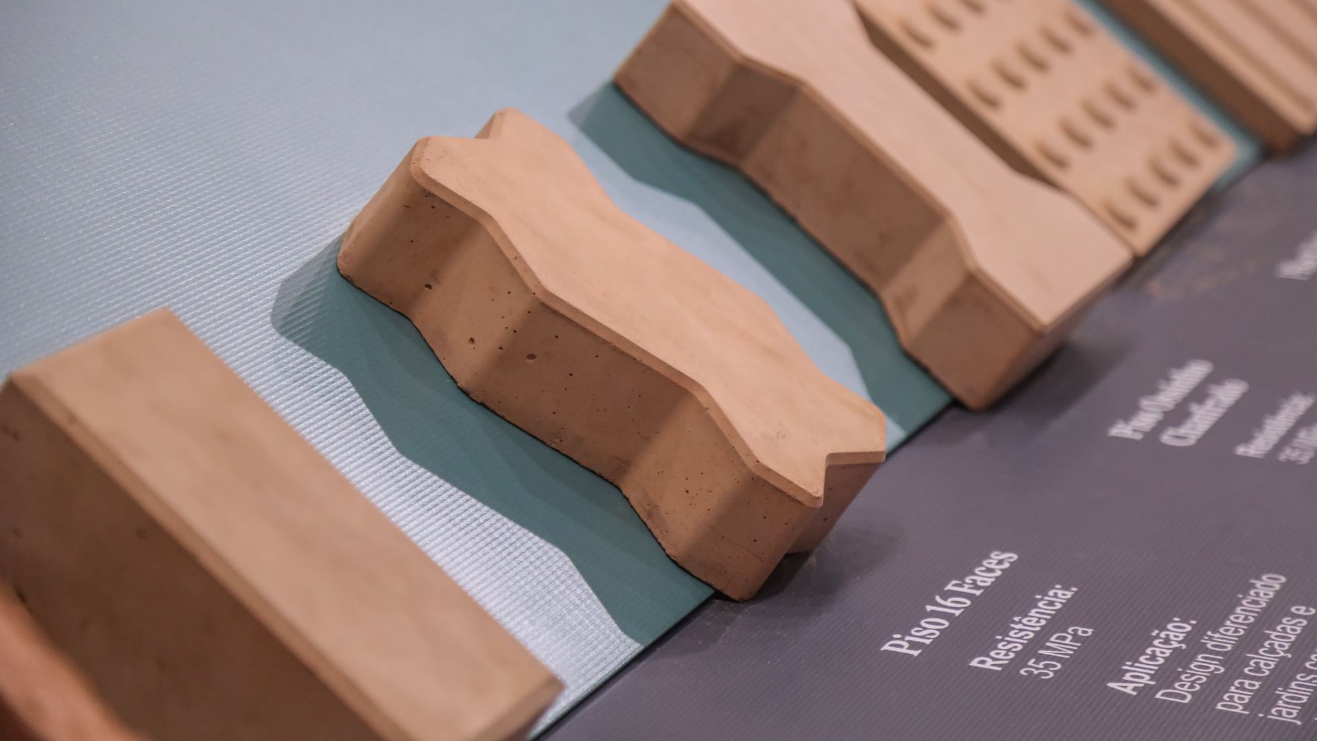 Em parceria com a USP, foram desenvolvidos os estudos pioneiros que permitiram transformar o rejeito mineral em concreto sustentável, fechando o ciclo da mineração circular.