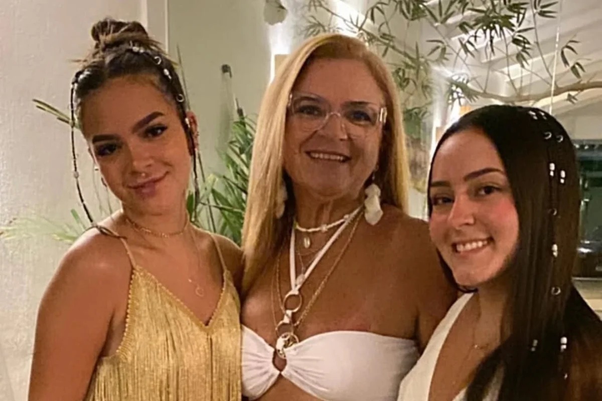 Embora não tenha detalhado o motivo da mensagem, ela deixou claro que o recado era direcionado às filhas.