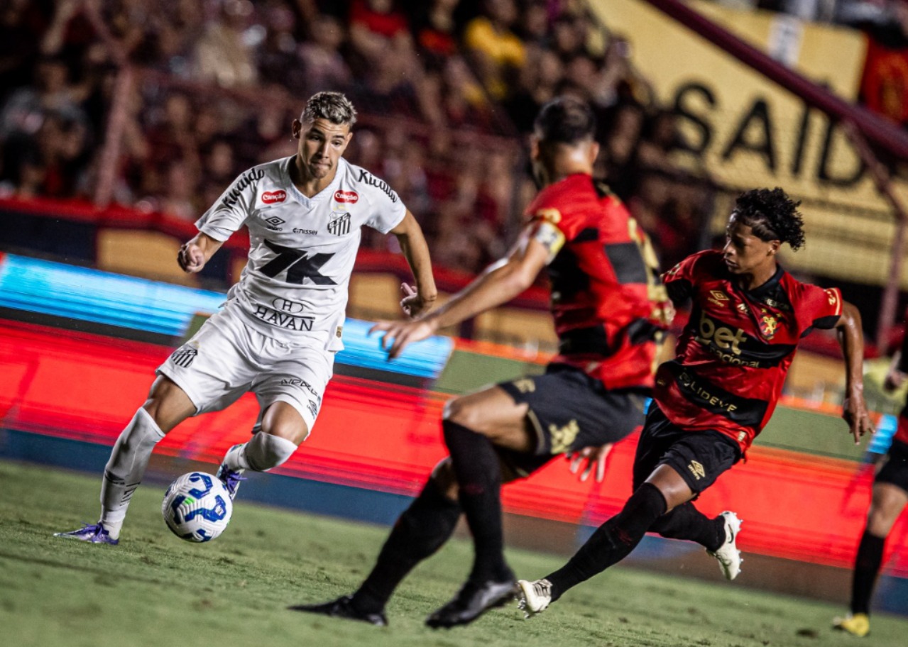 Equipes se enfrentam na Vila Belmiro, em Santos - 