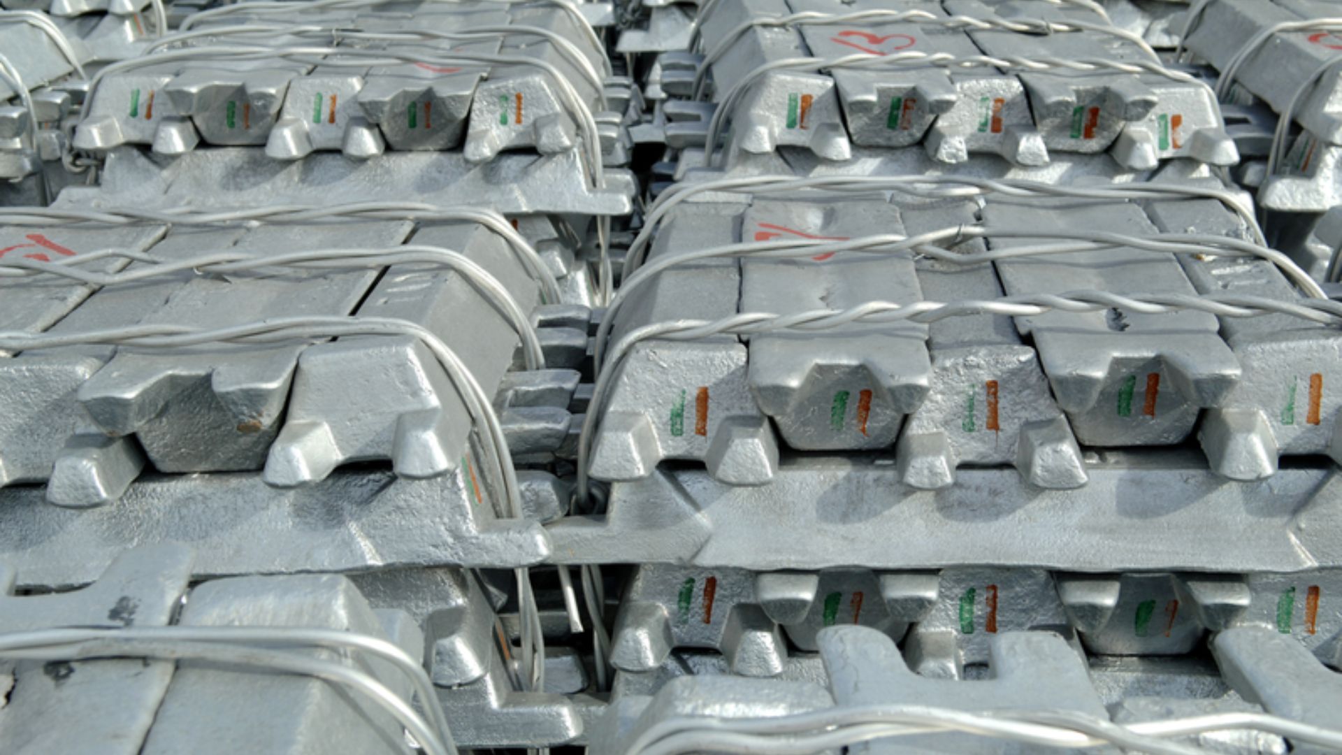 Lingotes de alumínio, produto final de um ciclo eficiente. O Brasil é líder mundial na reciclagem deste metal, processo que economiza 95% da energia elétrica em comparação à produção primária