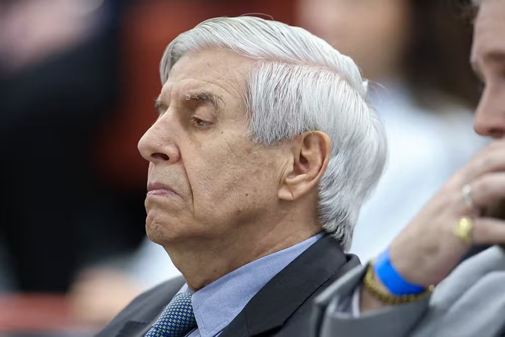 No exame de corpo de delito, ele afirmou sofrer de Alzheimer desde 2018, o que motivou o pleito da defesa para ele deixar o regime fechado.