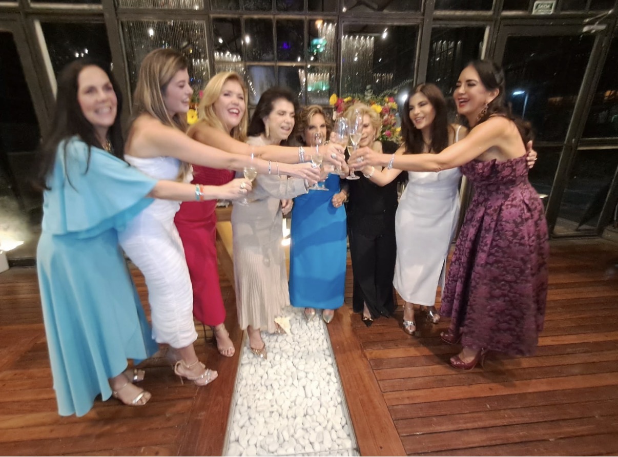 O brinde com filha, bora e sobrinhas