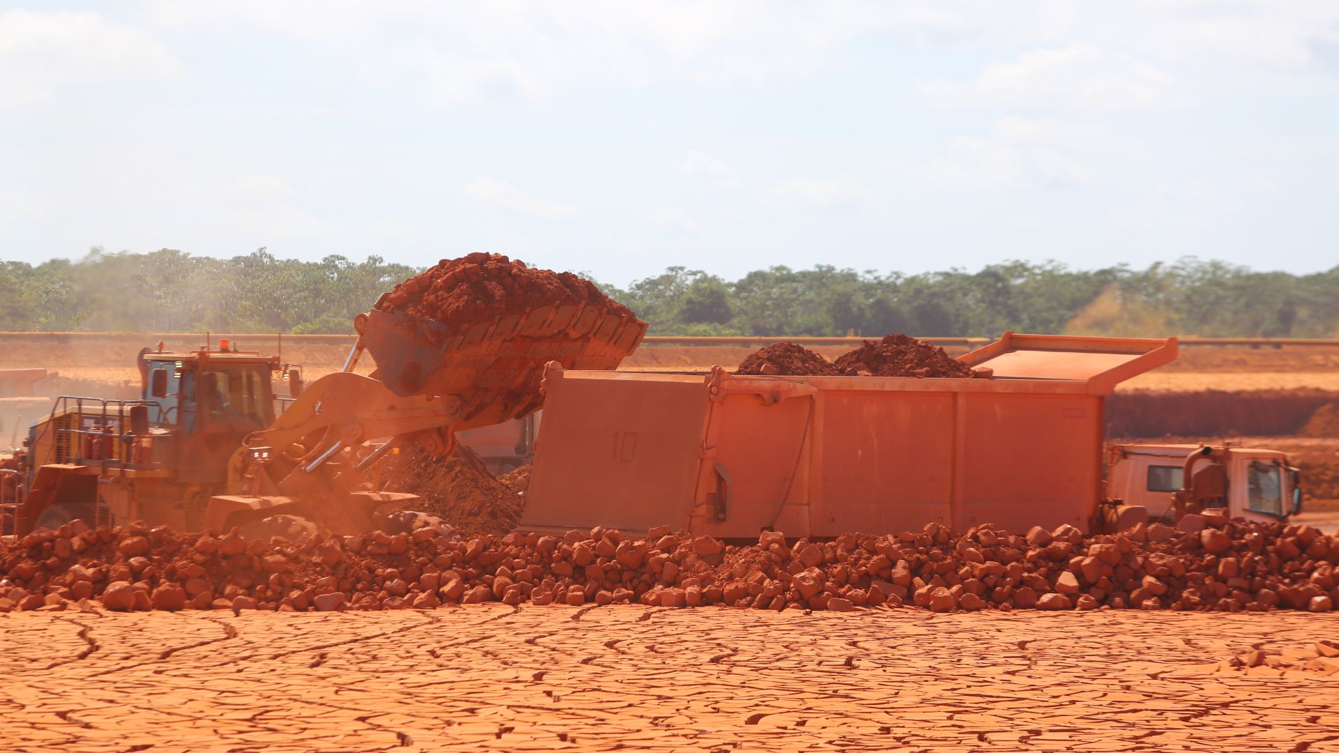 Tailings Dry Backfill seca o rejeito e o devolve imediatamente às cavas já mineradas. O método elimina a necessidade de diques permanentes e já liberou cerca de 800 hectares para processos de reabilitação ambiental.