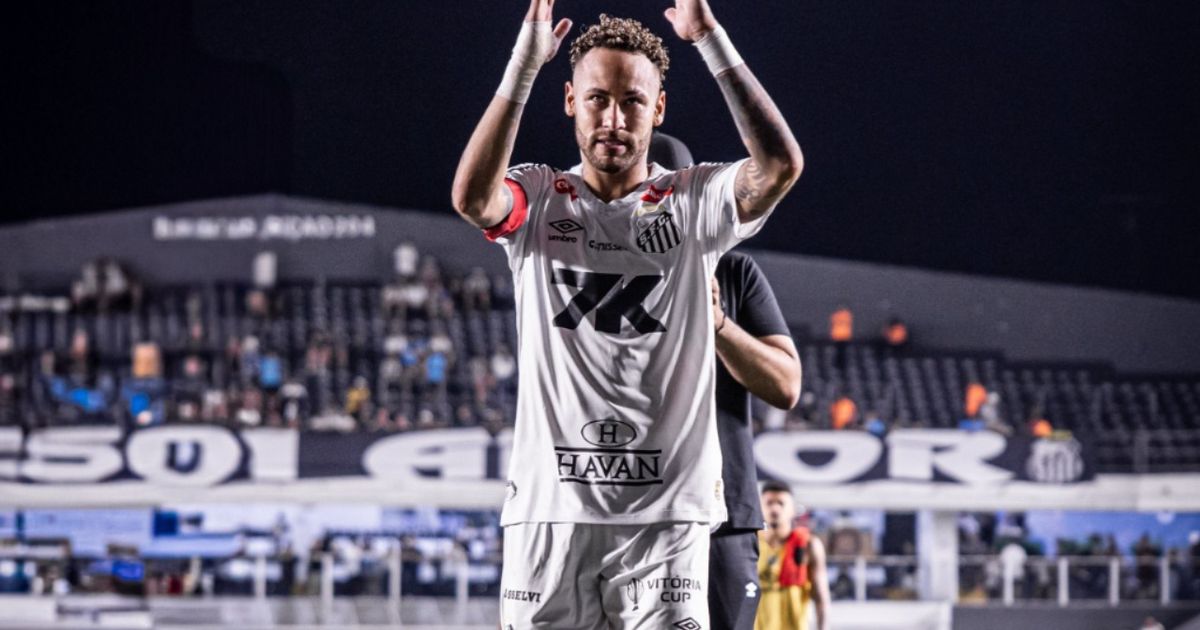 Neymar saiu de campo com uma bolsa de gelo no joelho esquerdo -