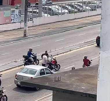 Imagem - Video: motociclista quebra retrovisor em briga de trânsito na Mário Covas; motorista evita confusão