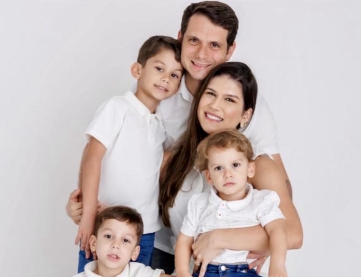 Amintas Pinheiro Neto, diretor geral do Grupo Madre Celeste, comemorou o seu aniversário ao lado da esposa,Tatiane, e dos filhos, Amintas José, Valentim e Dominique   