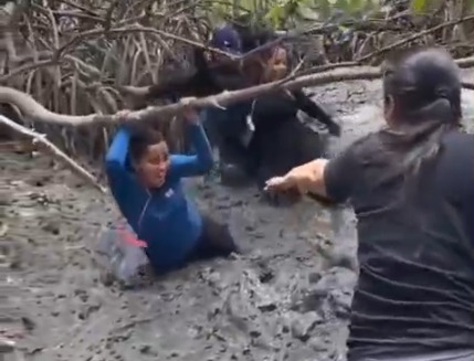 Atolados entre as raízes e da lama, o caos vira trabalho em equipe.