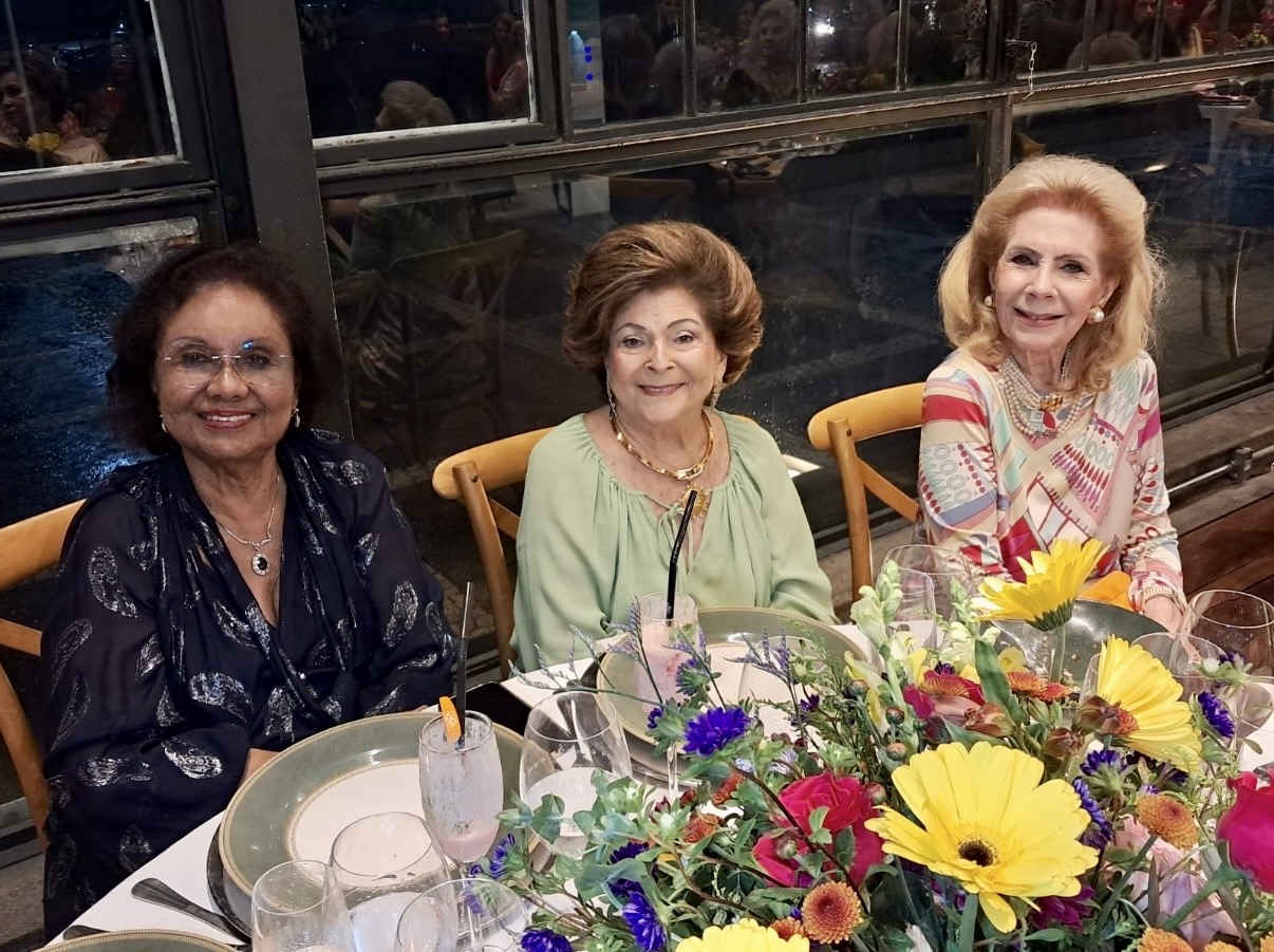 Leomira Affonso, Marilda Nunes e Francy Meira, cantando parabéns para a amiga Clea Farah 