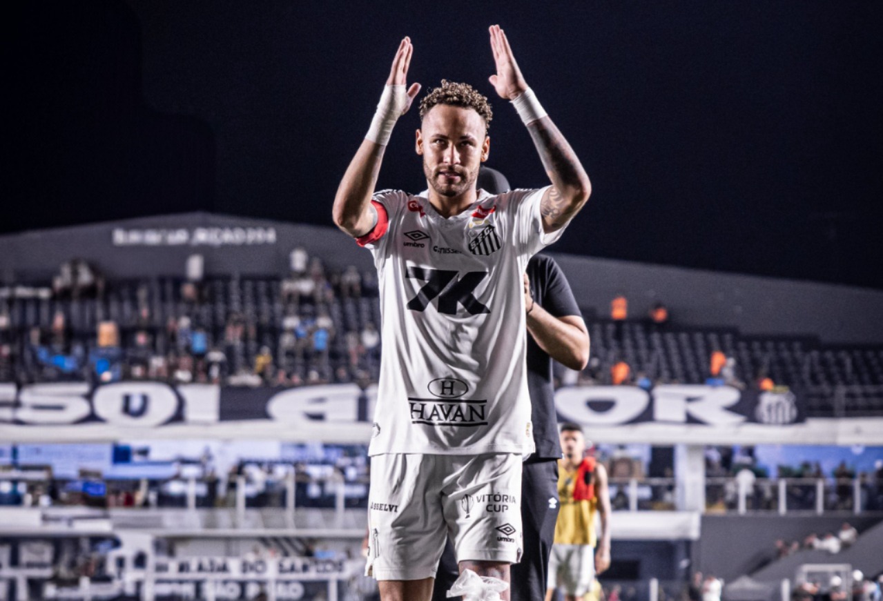 Neymar saiu de campo com uma bolsa de gelo no joelho esquerdo - 