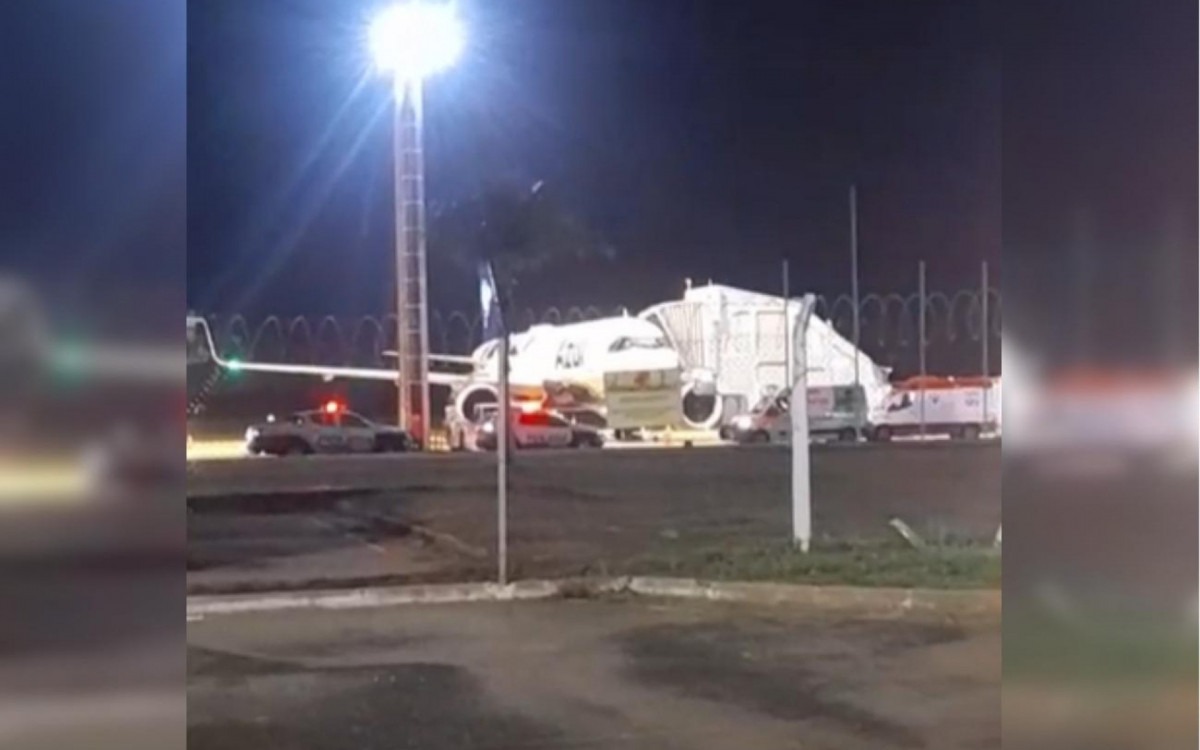 O avião precisou alterar a rota e pousar em Palmas (TO).,.;;