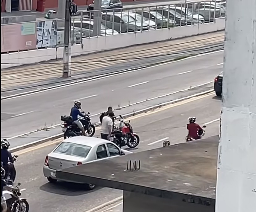 Um motociclista e um motorista de carro se desentenderam no meio da via, interrompendo parte do fluxo