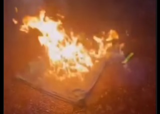 Torcedor do Flamengo queimou a camisa do rival - 