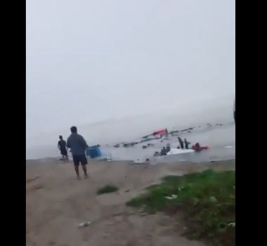 Imagem - Deslizamento de terra afunda embarcações e deixa mortos e feridos no Peru