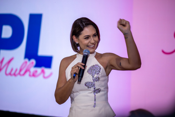 Michelle Bolsonaro sinaliza aceitar vice em chapa com Tarcísio de Freitas em 2026