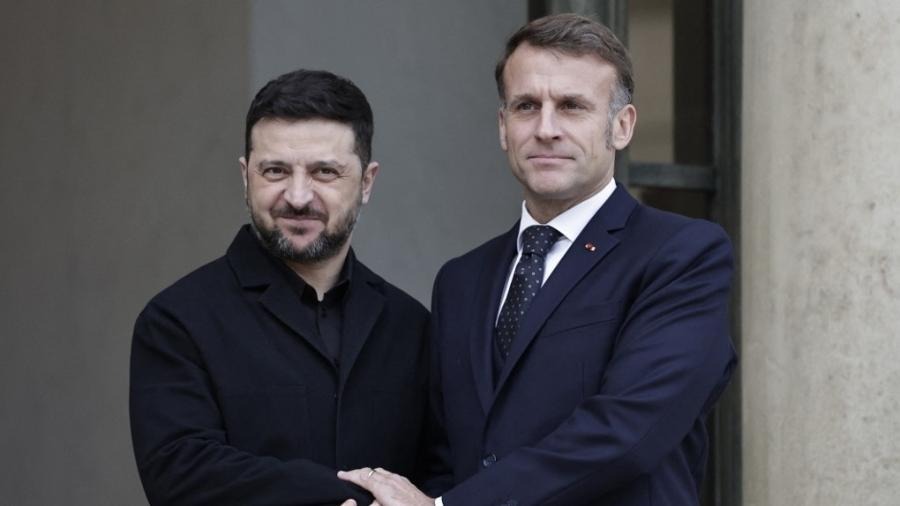 O presidente ucraniano Volodymyr Zelensky chegou a Paris nesta segunda-feira (1º) para a retomada das negociações com o chefe do governo francês
