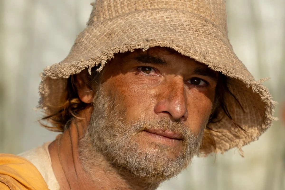 Para interpretar Crisóstomo, um pescador que busca preencher um vazio existencial, Santoro passa por uma transformação visual detalhada