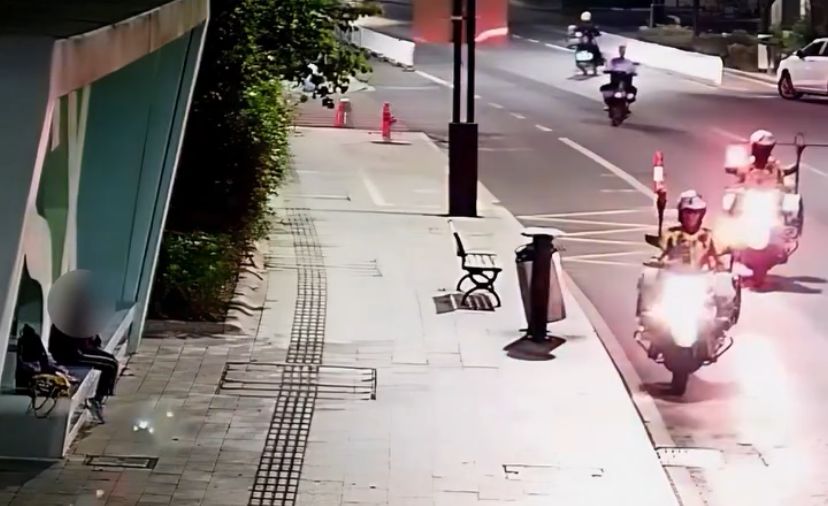 Imagem - Menina pega ônibus errado e pede ajuda de policiais na China