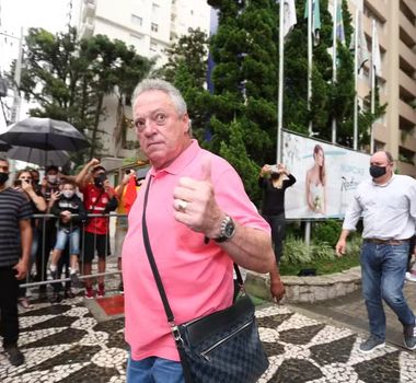 Imagem - Após fala homofóbica, Abel Braga é registrado pelo Internacional com camisa rosa