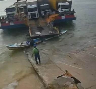 Imagem - Vídeo: balsa passa por cima de rabeta em porto de Cametá no Pará