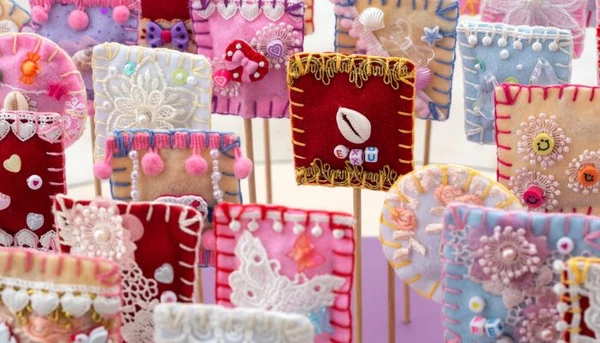 Exposição transforma galeria em festa lúdica e celebra infância, memória e ancestralidade