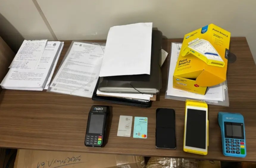 Foram apreendidas três máquinas de cartão de crédito, aparelho celular e cartões de instituições bancárias.