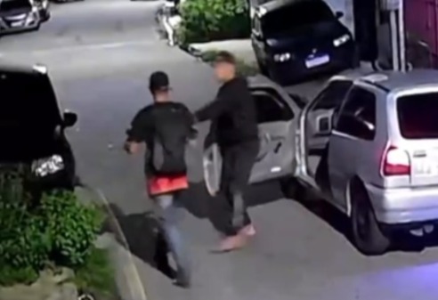 Momento que o jovem é assaltado na Marambaia.