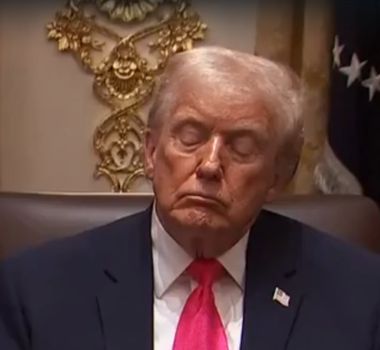 Imagem - Trump é visto, novamente, ‘cochilando’ em evento na Casa Branca, mas nega sonolência; assista