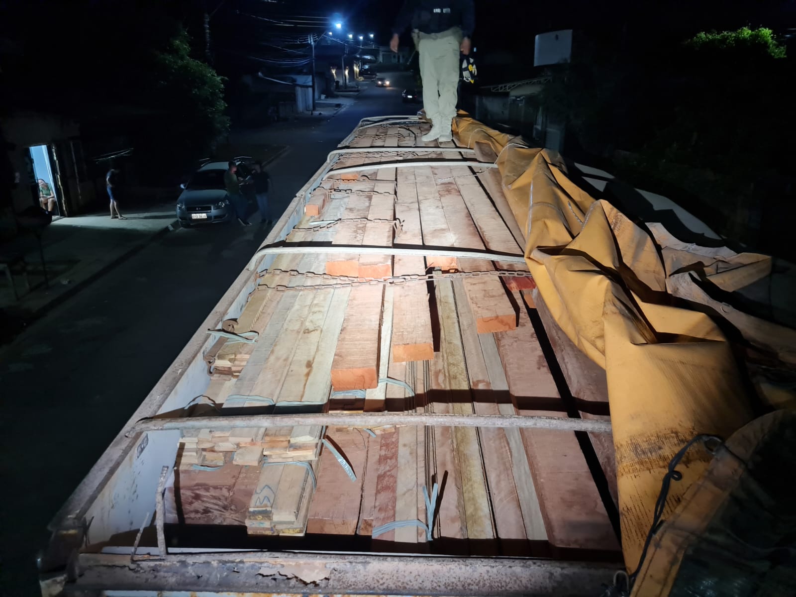 PRF apreende 87 m³ de madeira ilegal no Pará.