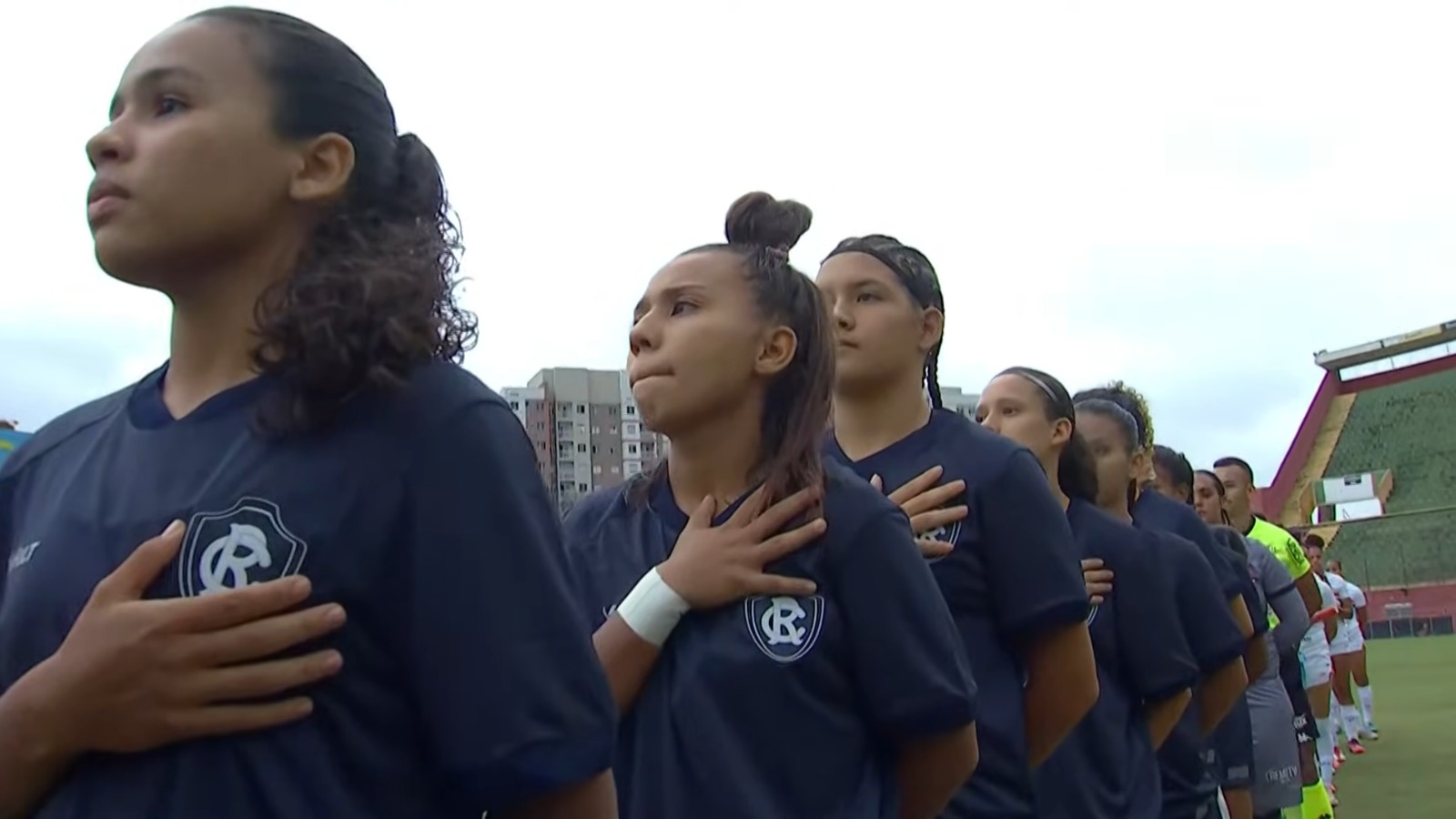 Time azulino perfilado antes do jogo -