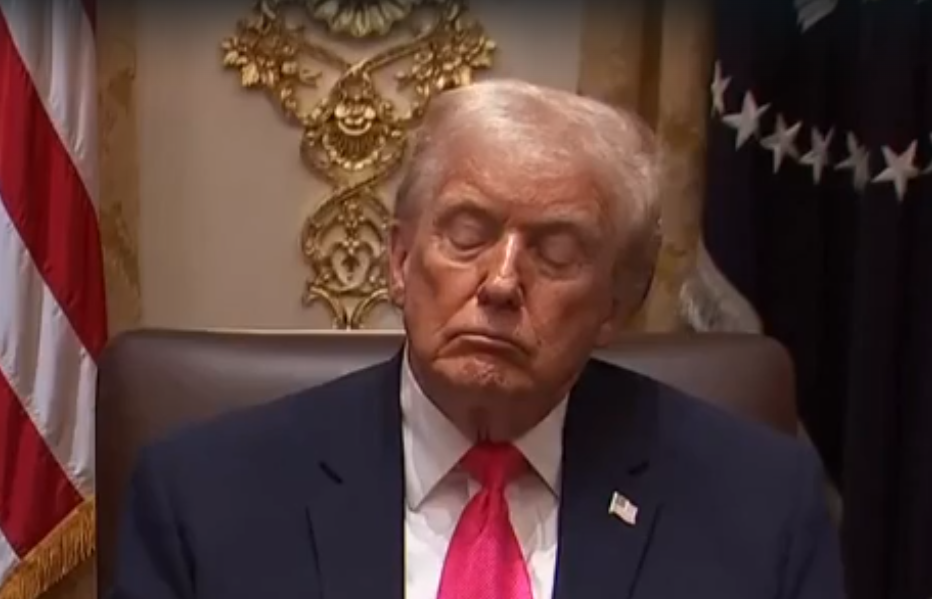 Trump é visto, novamente, ‘cochilando’ em evento na Casa Branca, mas nega sonolência