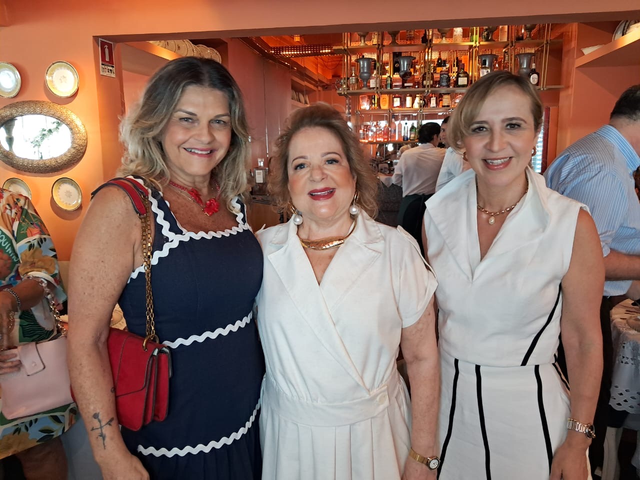 A colunista com as amigas Gal Fernandes e Milene Guilhon