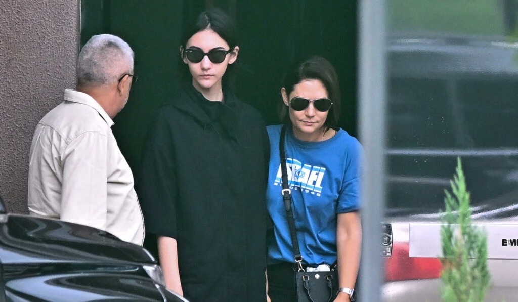 As duas chegaram ao local por volta das 9h30 levando uma Bíblia para presentear o ex-presidente. 