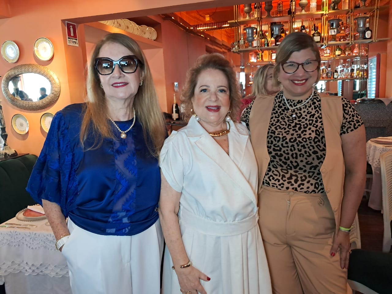 Gal com as amigas Sheyla Centeno e Claudia Titan