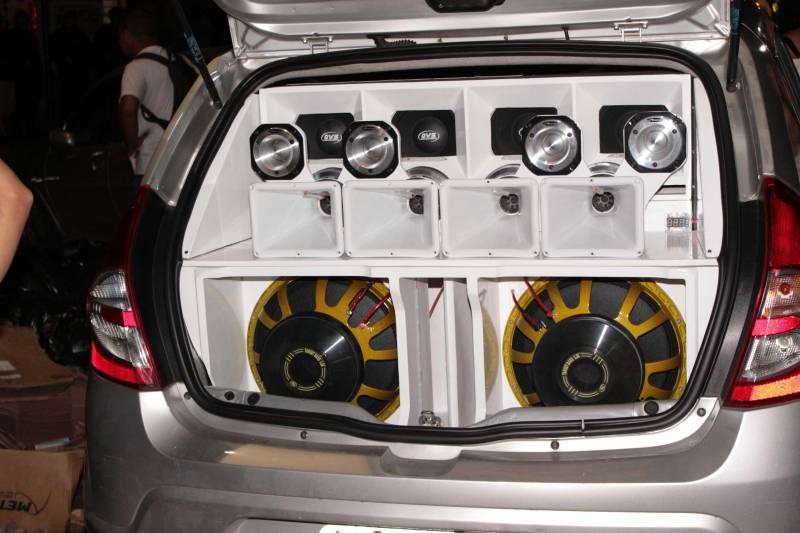 O material reforça que poluição sonora é crime.